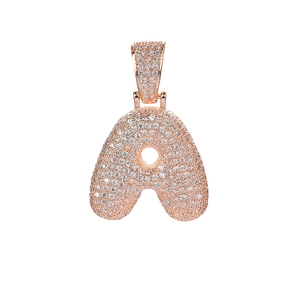 Detalle del colgante letra A en oro rosa con pavé de circonitas blancas engastadas