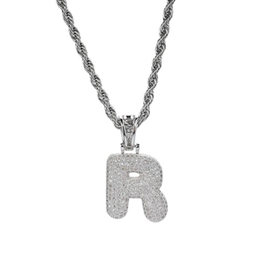 Detalle del colgante hip-hop letra R plateado con circonitas micro pavé y cadena de cuerda