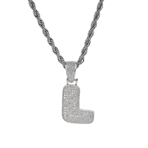 Detalle del colgante letra L burbuja plateada con circonitas pavé y cadena de cuerda fina