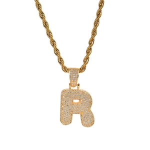 Detalle del colgante letra R con micro-pavé de circonitas blancas y cadena de estilo hip hop