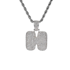 Detalle del colgante letra H en plata con circonitas micro-pave en cadena de cuerda