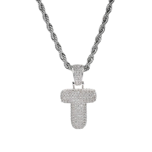Detalle de colgante letra T plateado con circonitas micro-pave y cadena de cuerda hip-hop