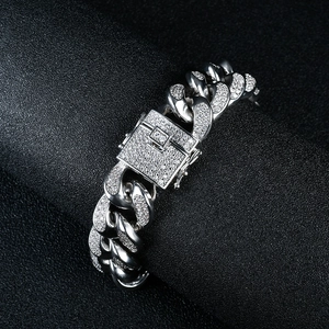Detail eines 18mm silbernen Cuban Link Armbands mit glänzenden Zirkonia Steinen besetzt