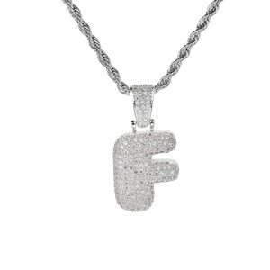 Detalle del colgante con letra F de circonitas microengastadas y cadena de cuerda plateada