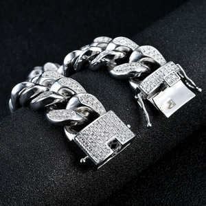 Makroaufnahme des 18 mm breiten silbernen Panzerarmbands mit Zirkonia-Vollbesatz im Hip-Hop-Stil