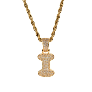 Detalle de colgante letra I dorado con circonitas micro-pave y cadena de cuerda