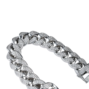 Makroaufnahme von 18 mm breitem Panzerarmband mit Zirkonia-Besatz und Kastenverschluss