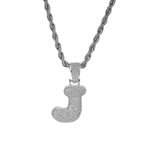 Detalle del colgante plateado letra J con circonitas micro-pave en cadena de cuerda