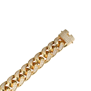Makrodetail der 18mm vergoldeten Cuban-Link-Kette mit Mikropave-Zirkon-Steinen