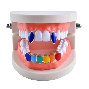 Λεπτομερής όψη του σετ hip hop grillz με χρώματα ουράνιου τόξου σε οδοντικό μοντέλο