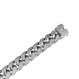 Makroansicht des 18mm silbernen Cubanketten-Armbands mit mikroverlegtem Zirkonia-Besatz