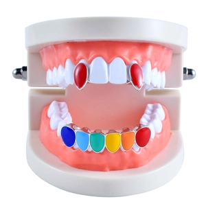 Σετ hip hop grillz με ουράνιο τόξο και κόκκινη σταγόνα σε λευκό οδοντικό μοντέλο