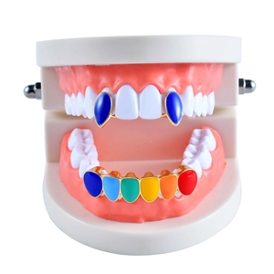 Λεπτομερής λήψη του ουράνιου τόξου hip hop grillz 8 δοντιών σε οδοντικό μοντέλο