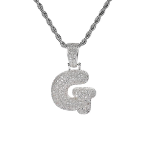 Detalle de colgante hip-hop letra G plateado con circonitas cúbicas brillantes incrustadas