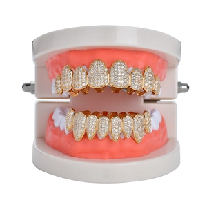 Set de grillz hip hop en or avec zircons micro-pavés sur un modèle d'exposition