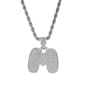 Colgante letra M con micro-pavé de circonitas brillantes y cadena de cuerda plateada