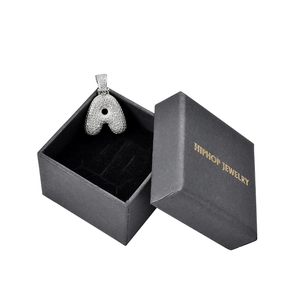 Primer plano del colgante letra A con circonitas micro-pave en estuche de joyería hip-hop