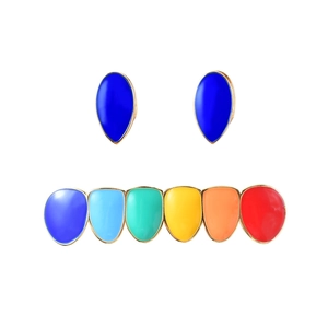 Λεπτομέρεια macro από σετ οδοντοστοιχίας grillz ουράνιο τόξο με πολύχρωμο φινίρισμα σμάλτου