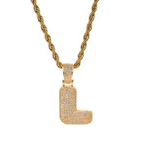 Detalle del colgante letra L de estilo iced out con circonitas y cadena de oro