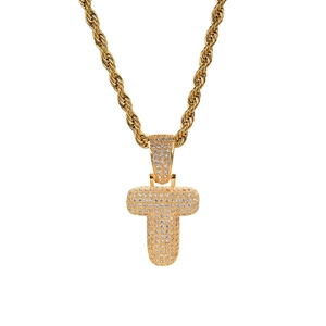 Detalle de colgante letra T burbuja hip-hop con circonitas micro-pave y cadena de cuerda dorada