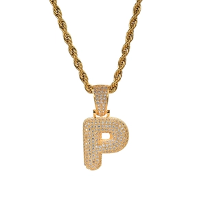 Detalle del colgante letra P dorado con circonitas micro pavé en cadena de cordón