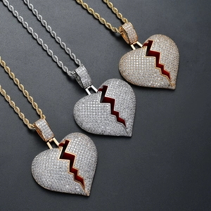 Pendentif cœur hip hop avec fissure rouge et oxydes de zirconium sur chaîne torsadée