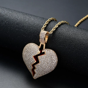 Vue macro d'un pendentif cœur brisé hip hop avec zircons cubiques sur chaîne dorée