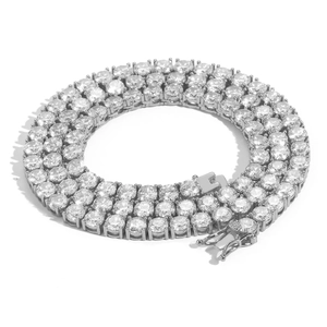 Collier tennis argenté serti de zircons ronds avec fermoir à clapet de sécurité