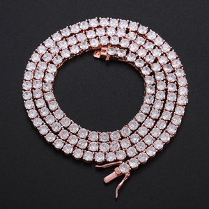 Détail du collier tennis en or rose avec zircons ronds et fermoir à boucle déployante