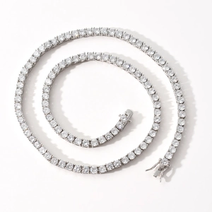 Vue de dessus du collier tennis en spirale avec zircons ronds sertis sur métal argent