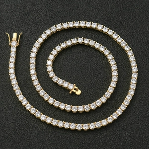 Détail du collier tennis doré 4mm avec zircons ronds et fermoir de sécurité sur noir