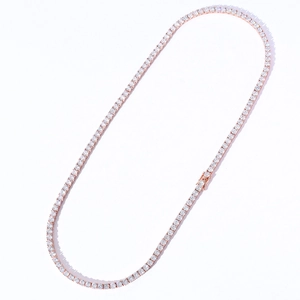 Détail du collier tennis en or rose avec zircons ronds et fermoir de sécurité