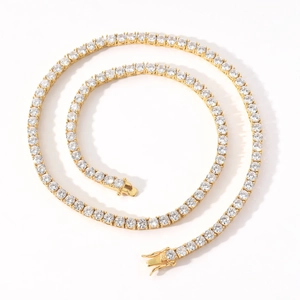 Détail du collier tennis doré serti de zircons ronds avec un fermoir de sécurité double