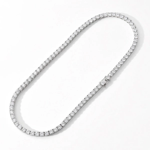 Détail d'une chaîne tennis en argent avec zircons ronds brillants et fermoir de sécurité