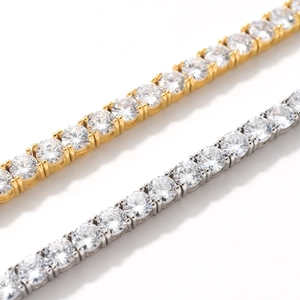Détails macro de colliers tennis de haute qualité avec zircons ronds en plaqué or et argent