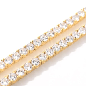 Détail d'une chaîne tennis dorée de 4mm avec zircons ronds sertis à 4 griffes de précision