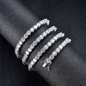 Détail de chaîne tennis 4mm argentée avec zircons ronds et fermoir sécurisé sur support