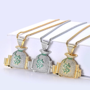 Detailansicht von Hip-Hop-Geldbeutel-Anhängern mit Zirkonia und Dollarzeichen-Symbol