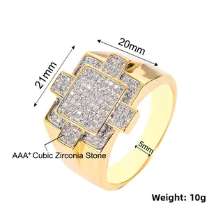 Dettaglio dell'anello hip hop dorato con intarsio in zirconia AAA e motivo a croce