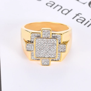 Anello da uomo hip hop placcato oro con croce quadrata e pavé di zirconi AAA
