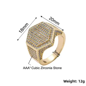 Dettaglio anello da uomo esagonale dorato con zirconi cubici e dimensioni di 18x20mm