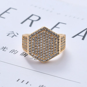Dettaglio macro dell'anello esagonale placcato oro con micro-pavé di zirconi cubici