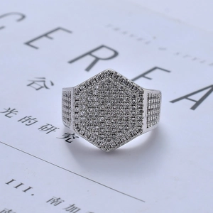Dettaglio anello esagonale argento con pavé di zirconi cubici in stile iced out