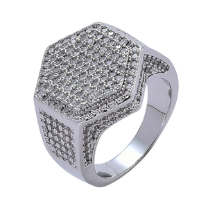 Anello hip-hop esagonale da uomo con zirconi bianchi micro-pave e finitura in argento