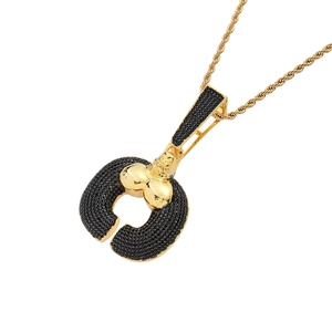 Détail d'un pendentif gorille hip-hop plaqué or avec des pierres de zircone cubique noires
