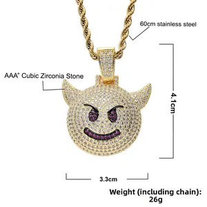 Détail du pendentif emoji diable hip hop mesurant 4,1cm sur 3,3cm avec une chaîne de 60cm