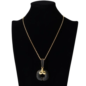Détail du pendentif gorille hip hop avec zircons noirs sur une chaîne torsadée dorée
