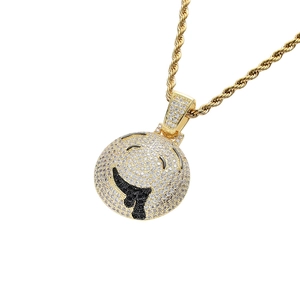 Nahaufnahme des drooling Emoji-Anhängers mit Mikro-Zirkonia auf einer goldenen Kordelkette