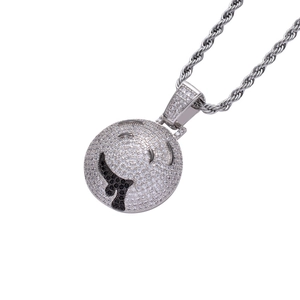 Detailaufnahme des Emojis Anhänger mit Zirkonia-Steinen auf einer silbernen Kordelkette