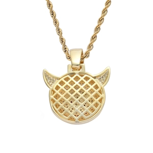 Structure en nid d'abeille détaillée au dos du pendentif diable doré avec chaîne